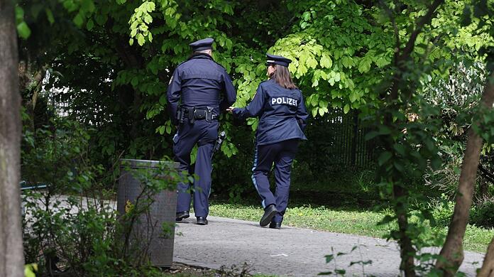 Hotspot Alter Botanischer Garten: Eine Polizistin und ihr Kollege patrouillieren im Park.