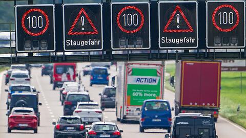 "Staugefahr" heißt es auf Schildern über der Autobahn 8 bei Holzkirchen.