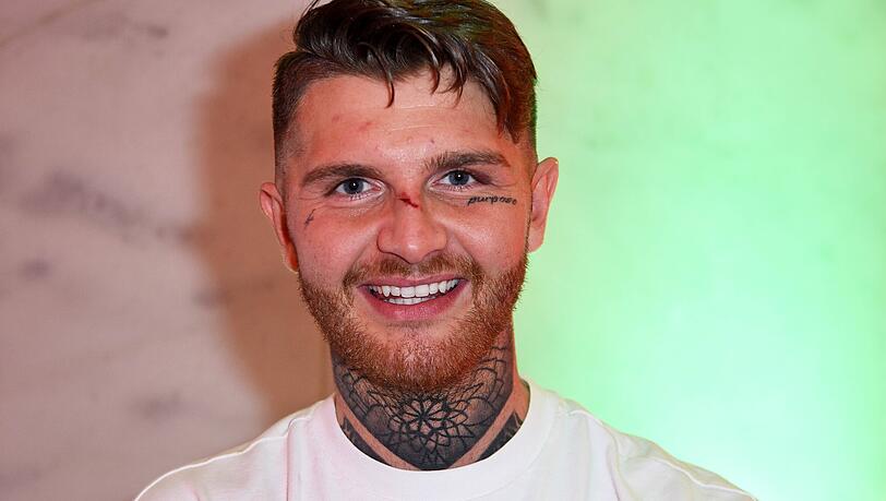 Kevin Platzer, besser bekannt als Realitystar Flocke, erhebt schwere Anschuldigungen gegen einen Promi-Kollegen. Kevin Platzer, besser bekannt als Realitystar Flocke, erhebt schwere Anschuldigungen gegen einen Promi-Kollegen.