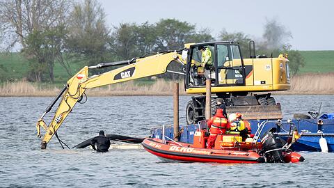 Helfer einer privaten Initiative wollen eine Rinne vom Liegeplatz des gestrandeten Wals zum tiefen Fahrwasser graben.