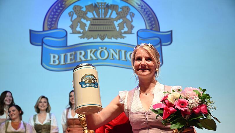Die erste Amtshandlung der neuen Bayerischen Bierkönigin: Die Thronbesteigung. Die erste Amtshandlung der neuen Bayerischen Bierkönigin: Die Thronbesteigung.