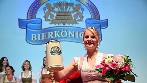 Die erste Amtshandlung der neuen Bayerischen Bierkönigin: Die Thronbesteigung. Die erste Amtshandlung der neuen Bayerischen Bierkönigin: Die Thronbesteigung.
