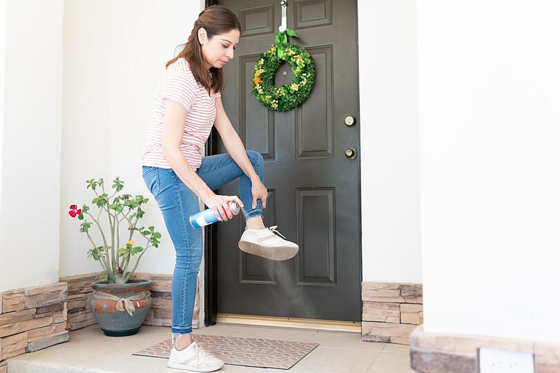 Besitzen Sie Schuhe, mit denen Sie auf glatten Oberflächen regelmäßig die Balance verlieren? Eine kleine Menge Haarspray auf den Schuhsohlen kann ein unangenehmes Rutschen verhindern. Besitzen Sie Schuhe, mit denen Sie auf glatten Oberflächen regelmäßig die Balance verlieren? Eine kleine Menge Haarspray auf den Schuhsohlen kann ein unangenehmes Rutschen verhindern.