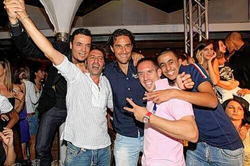 Müssen in Zukunft ohne Luca Toni im H&rsquo;ugo&rsquo;s feiern (von links): Pop-Barde Giovanni Zarella, Ugo Crocamo und Franck Ribéry.