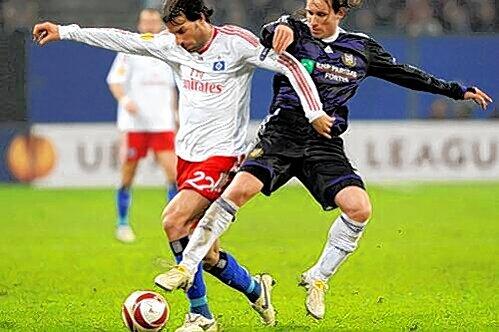 Torschütze im Hinspiel: Ruud van Nistelrooy (l.), der hier von Anderlechts Lucas Biglia attackiert wird.