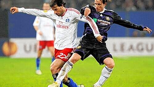 Torschütze im Hinspiel: Ruud van Nistelrooy (l.), der hier von Anderlechts Lucas Biglia attackiert wird. Torschütze im Hinspiel: Ruud van Nistelrooy (l.), der hier von Anderlechts Lucas Biglia attackiert wird.