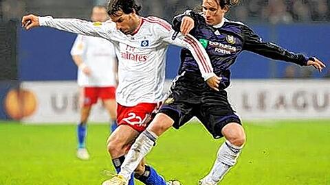 Torschütze im Hinspiel: Ruud van Nistelrooy (l.), der hier von Anderlechts Lucas Biglia attackiert wird.