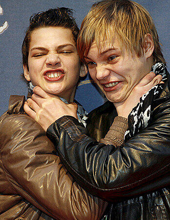 Jimi Blue und Wilson Gonzalez Ochsenknecht (r.) gehen sich, Geschwister-typisch, auch mal gegenseitig an den Hals. Dabei haben sie wirklich Grund zu feiern – sie dürfen sich Deutschlands Teenie-Idole nennen.