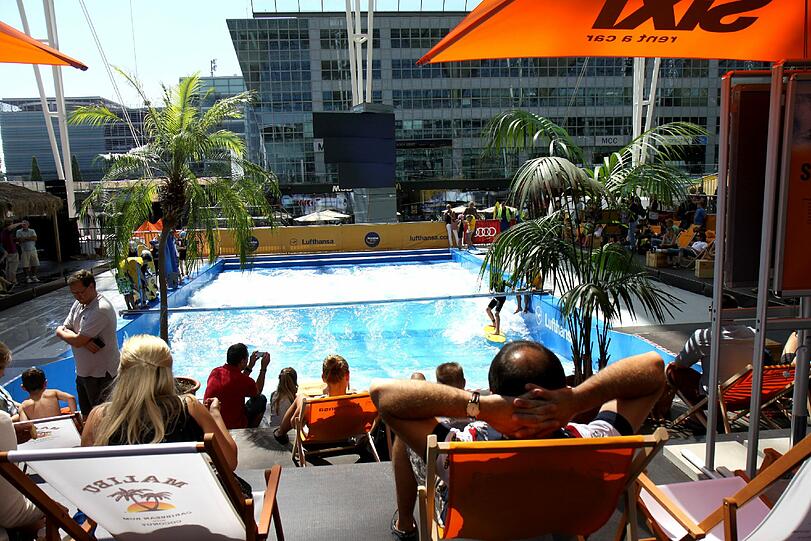 Reiten auf der Airport-Welle: Eine künstliche Welle ist derzeit am Terminal 2 aufgebaut. Die Bilder