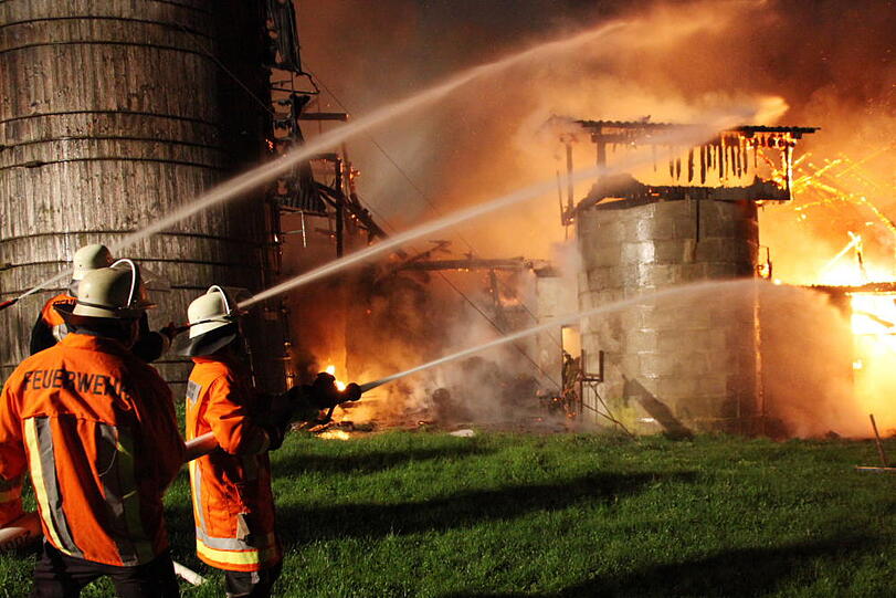 Brand auf einem Bauernhof in Taufkirchen. Die Bilder von den Löscharbeiten