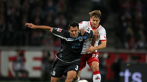 Daniel Halfar (rechts) gegen Grzegorz Wojtkowiak.