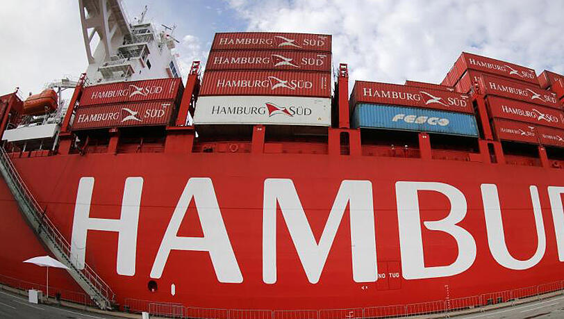 Oetker und die weltgrößte Containerreederei Maersk hatten im vergangenen Jahr einen Vorvertrag und im März einen Kaufvertrag unterzeichnet. Oetker und die weltgrößte Containerreederei Maersk hatten im vergangenen Jahr einen Vorvertrag und im März einen Kaufvertrag unterzeichnet.