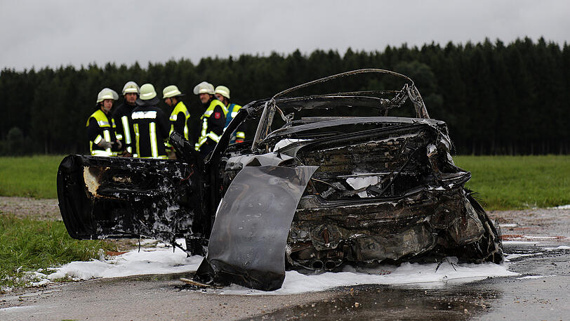 Der BMW-Fahrer krachte gegen den Baumstapel und war vermutlich sofort tot. Die Bilder vom Horror-Crash.