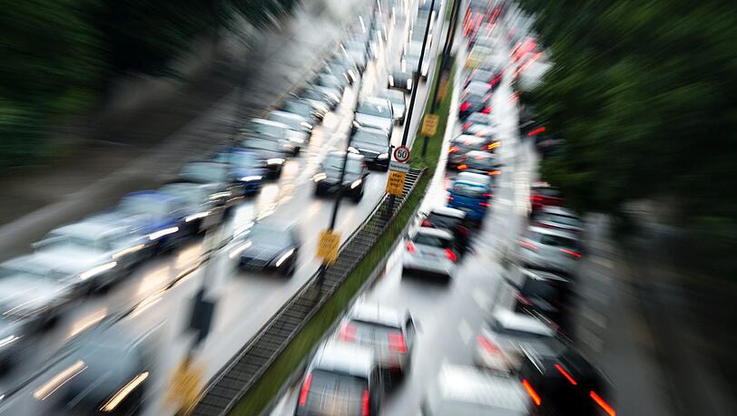 Ein gewohntes Bild in München: Stau auf dem Mittleren Ring. Ein gewohntes Bild in München: Stau auf dem Mittleren Ring.