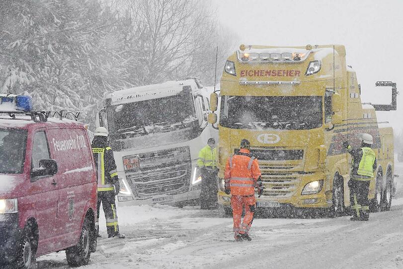 Die Straßen im Bereich Pöring waren teilweise aufgrund von Schneeverwehungen unpassierbar. Mehrere Fahrzeuge, darunter auch ein Tankwagen, blieben stecken.