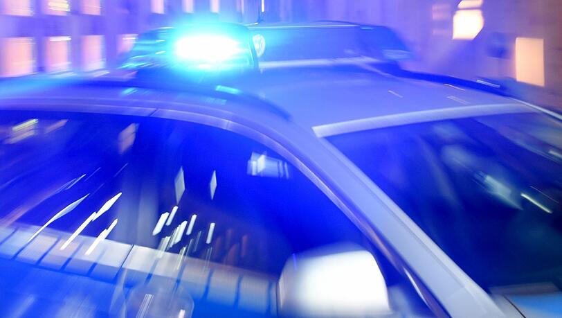 Ekliger und gleichzeit gefährlicher Einsatz für die Polizei: Ein vermeintlich mit Hepatitis Infizierter bespuckte die Beamten bei seiner Festnahme. Ekliger und gleichzeit gefährlicher Einsatz für die Polizei: Ein vermeintlich mit Hepatitis Infizierter bespuckte die Beamten bei seiner Festnahme.