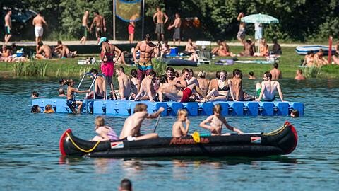 Ein Bild aus Vor-Corona-Zeiten: Besucher am Roither See (Landkreis Regensburg). Doch auch heuer könnte es an Bayerns Seen sehr voll werden.