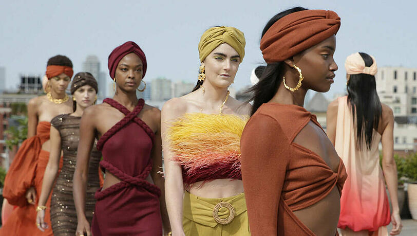 Das Fashionlabel Bronx and Banco hat bei der New York Fashion Week 2020 zeitlose Erdtöne präsentiert. Das Fashionlabel Bronx and Banco hat bei der New York Fashion Week 2020 zeitlose Erdtöne präsentiert.