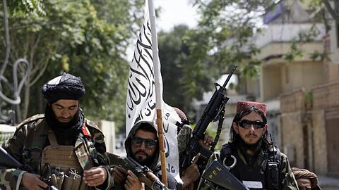 Schwer bewaffnete Taliban-Kämpfer patrouillieren nach ihrer Machtübernahme durch Kabul.