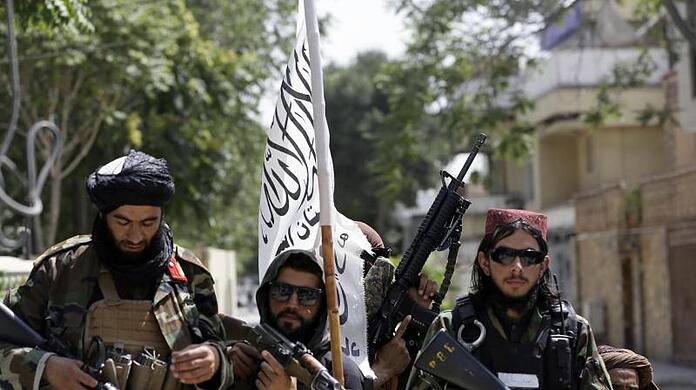 Schwer bewaffnete Taliban-Kämpfer patrouillieren nach ihrer Machtübernahme durch Kabul.