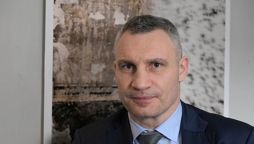 Vitali Klitschko, Bürgermeister von Kiew, sitzt bei einem Interview für die Deutsche Presse-Agentur im Rahmen der Münchner Sicherheitskonferenz im Bayerischen Hof.