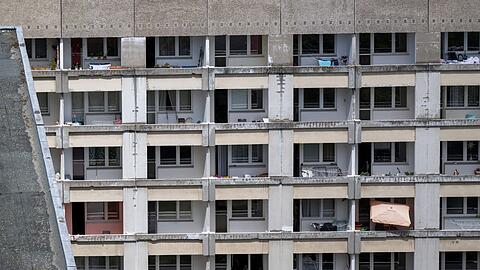 Ein ostdeutsches Klischee: Leben im Plattenbau. (Archivbild)