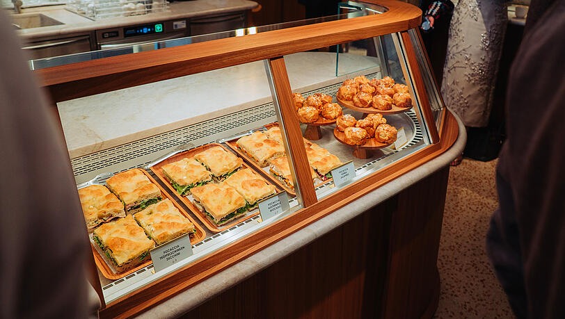Delikatessen von Austern bis Zabaione gibt’s nebenan im Delikatessenhaus. Im Coffee Club reichen Focaccia und Zimtblüten. Delikatessen von Austern bis Zabaione gibt’s nebenan im Delikatessenhaus. Im Coffee Club reichen Focaccia und Zimtblüten.