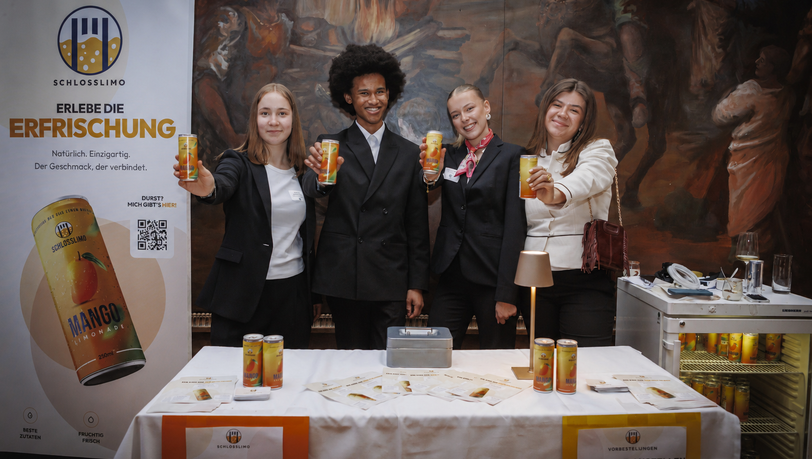 Katerina Maslennikov, Addis Amadou, Elisabeth Lochbihler und Fanny Altmeier präsentieren stolz ihre eigene Limonade. Katerina Maslennikov, Addis Amadou, Elisabeth Lochbihler und Fanny Altmeier präsentieren stolz ihre eigene Limonade.