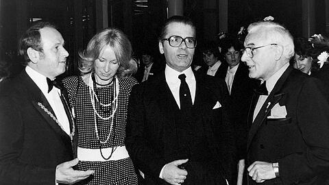 Erich Kiesl mit Karl Lagerfeld, dem ersten Preistr&auml;ger des Modepreis M&uuml;nchen, und Modewochen-Chef Alfred Wurm 1980.