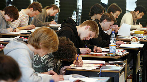 Der Run auf die Studien- und Ausbildungsplätze ist eröffnet: 2011 macht der erste G8-Jahrgang Abitur &ndash; zusammen mit den Schülern des neunjährigen Gymnasiums.