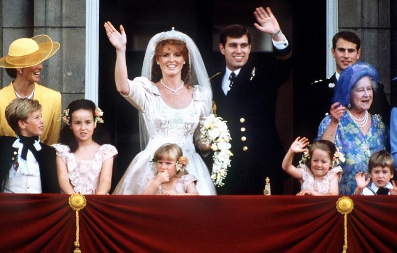 DER WILDE ROTSCHOPF: Das glückliche Brautpaar, Prinz Andrew und Sarah Ferguson, nach der prunkvollen Hochzeit am 23. Juli 1986 in London. Doch bereits im verflixten siebten Ehejahr lebten beide wieder getrennt - die beiden Töchter blieben bei Fergie. Am 30.5.1996 wurde das Paar offiziell geschieden. Beide pflegen trotz der Trennung ein freundschaftliches Verhältnis.