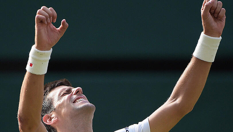 Novak Djokovic jubelt über seinen Sieg gegen Roger Federer im Finale von Wimbledon. Novak Djokovic jubelt über seinen Sieg gegen Roger Federer im Finale von Wimbledon.