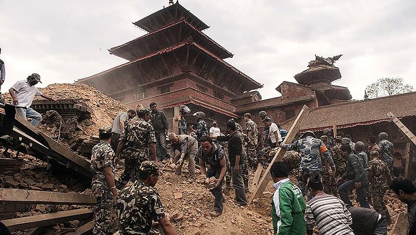 Ausnahmezustand in Kathmandu: Nach dem schwersten Erdbeben seit über 80 Jahren wurde in Nepal der Notstand ausgerufen. Die erschütternden Bilder. Ausnahmezustand in Kathmandu: Nach dem schwersten Erdbeben seit über 80 Jahren wurde in Nepal der Notstand ausgerufen. Die erschütternden Bilder.