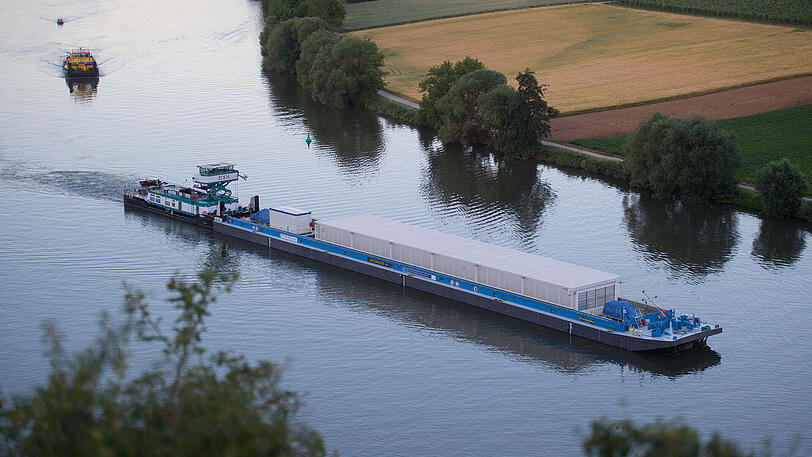 Ein für einen Castortransport vorgesehenes Transportschiff fährt in der Nähe des Atomkraftwerks in Neckarwestheim auf dem Neckar. Das Schiff ist auf dem Weg zum stillgelegten Atomkraftwerk Obrigheim.
