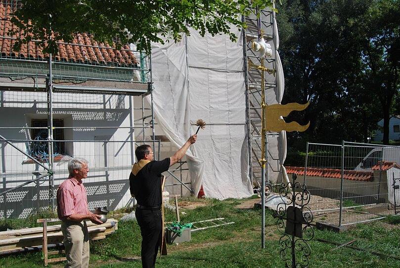 Der Kirchturm ist bereits saniert. Am 1. August wurde das goldene Turmkreuz geweiht.