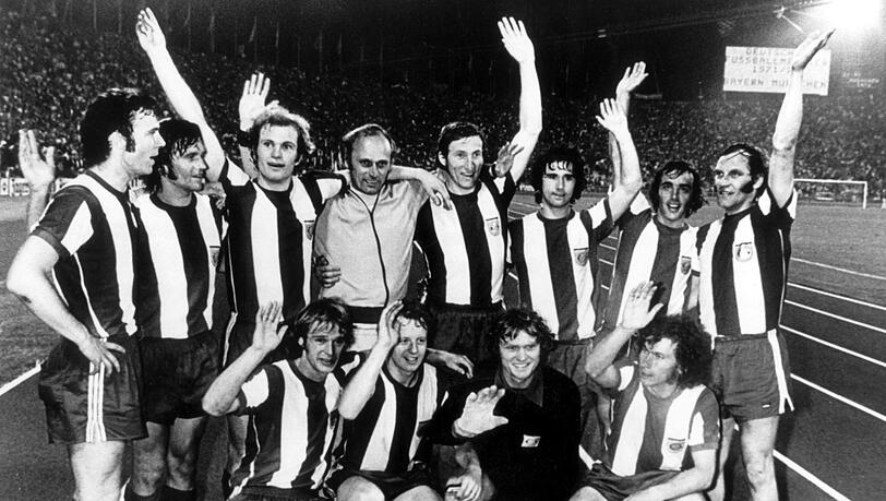 Das legendäre Bayern-Team, das 1971/72 mit 101 Toren Meister wurde: (Stehend v.l.) Beckenbauer, Hoffmann, U. Hoeneß, Trainer Lattek, Schwarzenbeck,
Müller, Krauthausen, Roth. Hockend (v.l.): Zobel, Hansen, Maier, Breitner. Das legendäre Bayern-Team, das 1971/72 mit 101 Toren Meister wurde: (Stehend v.l.) Beckenbauer, Hoffmann, U. Hoeneß, Trainer Lattek, Schwarzenbeck,
Müller, Krauthausen, Roth. Hockend (v.l.): Zobel, Hansen, Maier, Breitner.