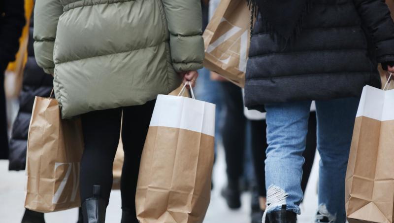 Frauen tragen Einkaufstüten über die Königsallee in Düsseldorf. Frauen tragen Einkaufstüten über die Königsallee in Düsseldorf.