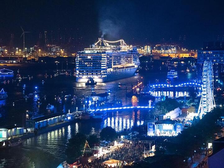 Die "MSC Preziosa" verlässt den Hamburger Hafen.