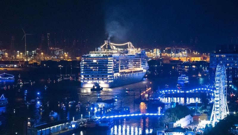 Die "MSC Preziosa" verlässt den Hamburger Hafen. Die "MSC Preziosa" verlässt den Hamburger Hafen.