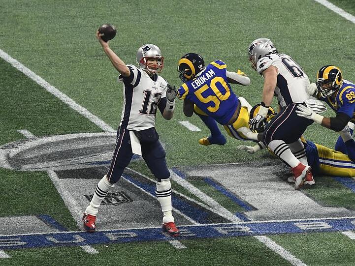 Quarterback Tom Brady (l) und die New England Patriots dominieren die NFL.