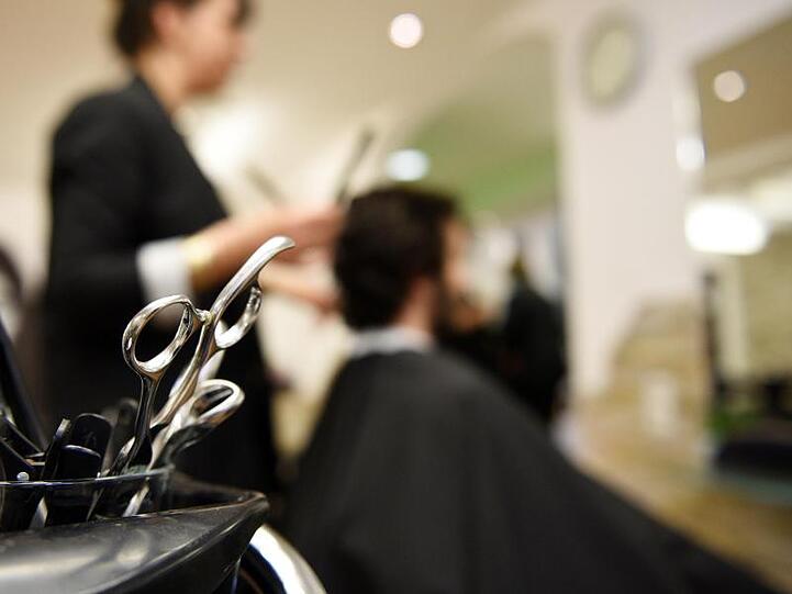 Anfang Mai sollen die Friseurbetriebe wieder öffnen.