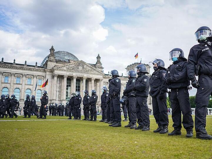 Rechtsextremisten versuchen nach Erkenntnissen der deutschen Sicherheitsbehörden, die Proteste gegen Corona-Auflagen für sich zu nutzen.