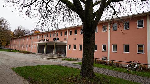 "Eine besondere Zierlichkeit": Das langgezogene Empfangsgebäude des Ungererbads hat in Schwabing seine Fans.