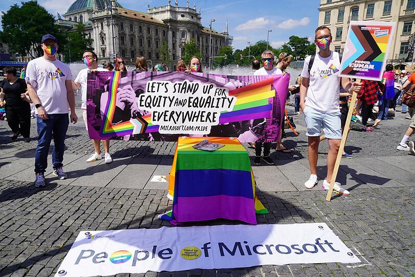 Auch Firmen wie Microsoft haben ihre Regenbogenflaggen ausgepackt.