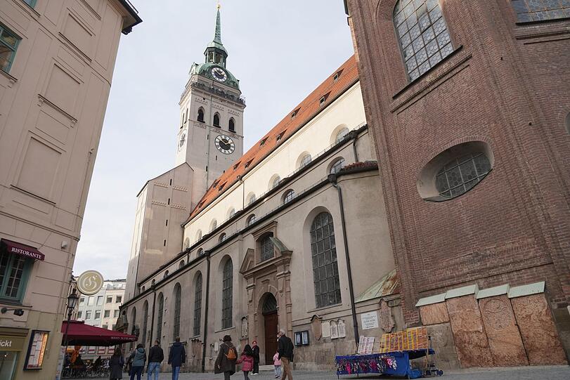 Die Peterskirche (1294) ist die älteste Pfarrkirche Münchens, ihr Turm, der Alte Peter, ist bis zur Spitze des päpstlichen Turmkreuzes 91 Meter hoch (Archivbild).
