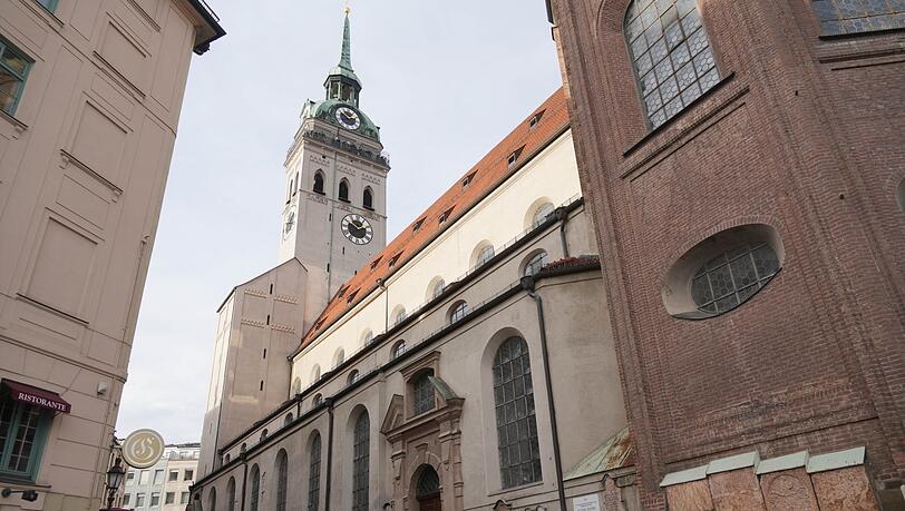 Die Peterskirche (1294) ist die älteste Pfarrkirche Münchens, ihr Turm, der Alte Peter, ist bis zur Spitze des päpstlichen Turmkreuzes 91 Meter hoch (Archivbild).