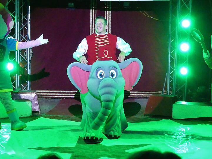 Hier stampft Dumbo noch durch die Manege, gleich wird er über die Köpfe der Zuschauer fliegen - samt Zirkusdirektor Frank.
