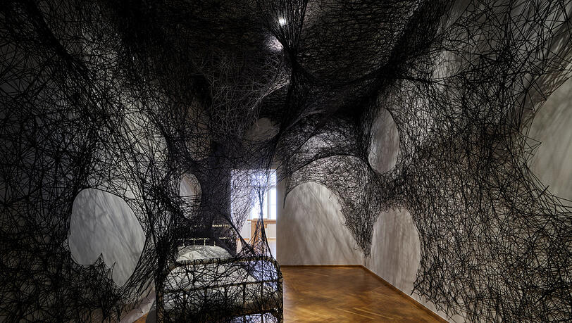 Chiharu Shiotas "During Sleep", 2023, Installationsansicht. Museum Villa Stuck. Chiharu Shiotas "During Sleep", 2023, Installationsansicht. Museum Villa Stuck.