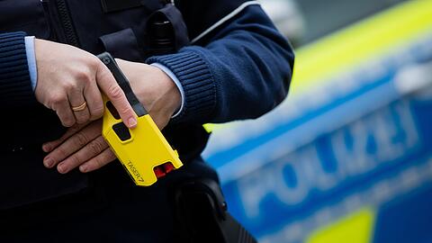 Als der Mann nicht auf die Anordnungen der Beamten reagiert, kommt ein Taser zum Einsatz. (Symbolbild)