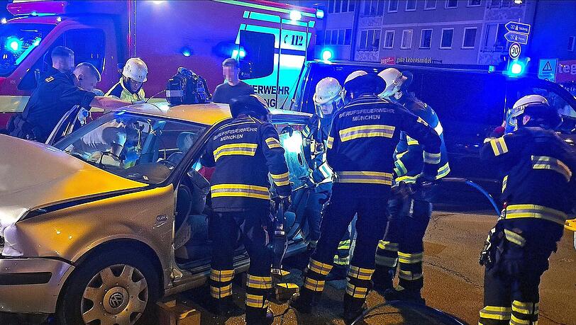 Stundenlang waren die Rettungskräfte am Unfallort beschäftigt. Der Unfallhergang ist derzeit noch unklar. Stundenlang waren die Rettungskräfte am Unfallort beschäftigt. Der Unfallhergang ist derzeit noch unklar.